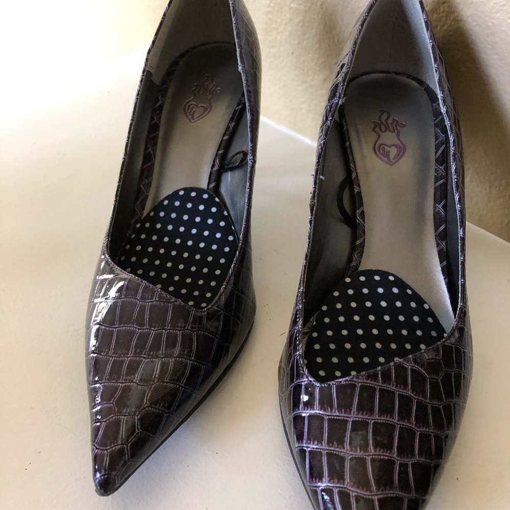 Small heel purple crocodile shoes